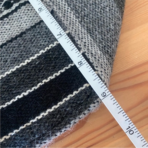 Peruvian Alpaca Artisan Padded Duffle in black and gray - Picture 9 of 12